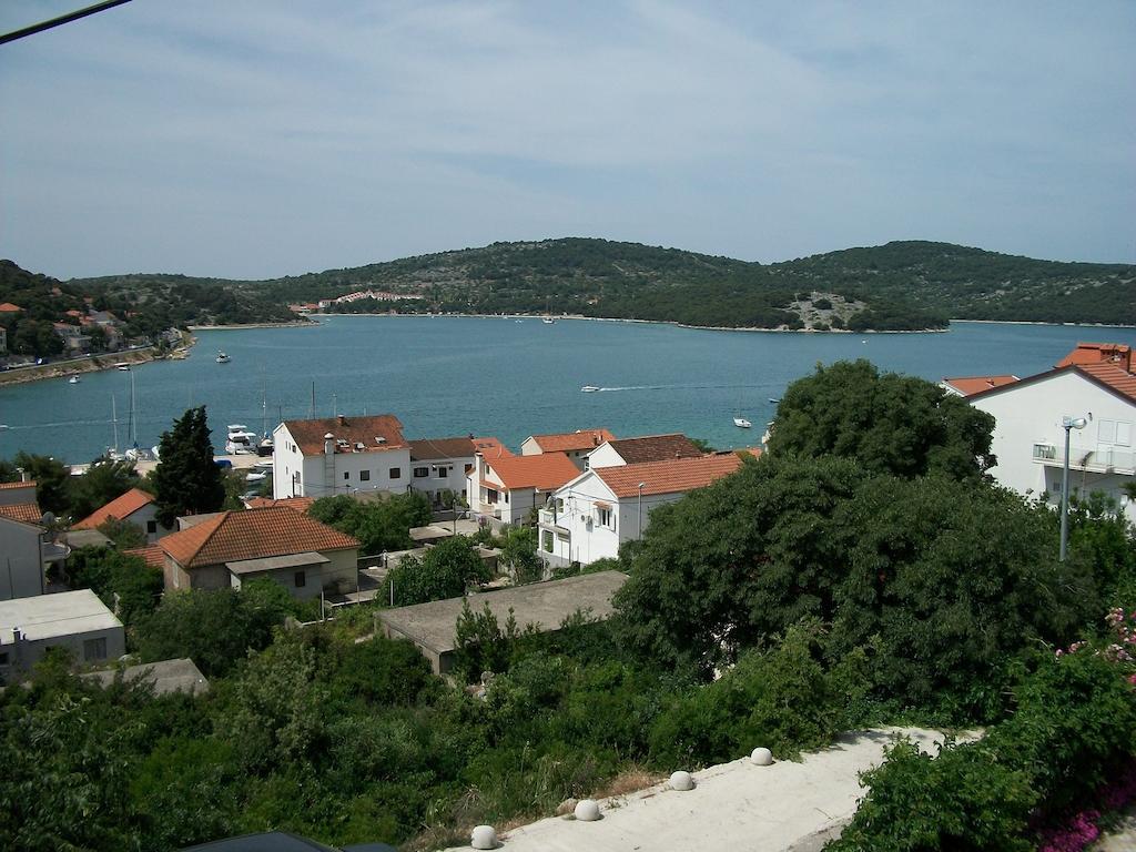 Apartments Luka Tisno Exterior photo